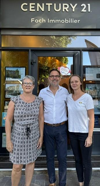 Valérie, Nicolas et Christel devant l'agence CENTURY 21 Foch Immobilier à Rodez