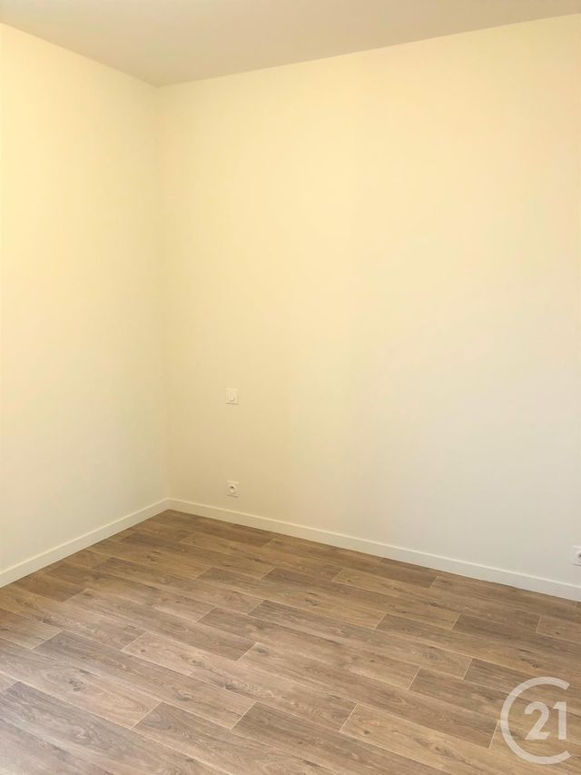 Afficher la photo en grand Appartement F4 à louer - 4 pièces - 106.79 m2 - NAUVIALE - 12 - MIDI-PYRENEES - Century 21 Foch Immobilier