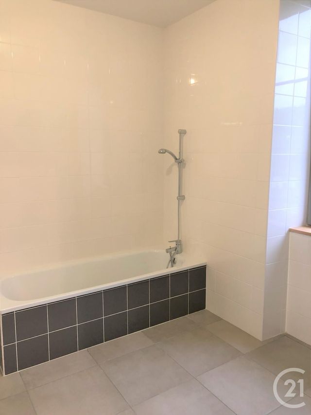 Afficher la photo en grand Appartement F4 à louer - 4 pièces - 106.79 m2 - NAUVIALE - 12 - MIDI-PYRENEES - Century 21 Foch Immobilier